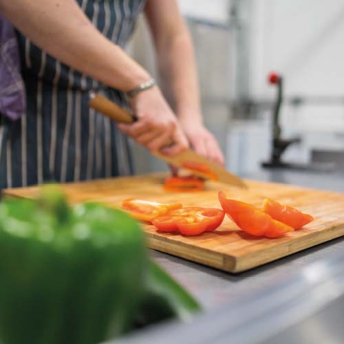 IMAGES x 4-1 Chopping fresh tomatoes